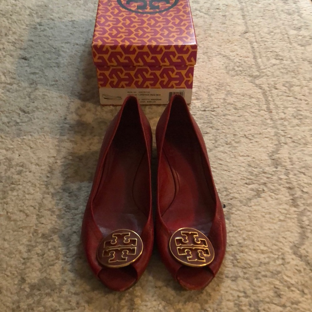 Tory Burch size 6.5 kitty wedge in red